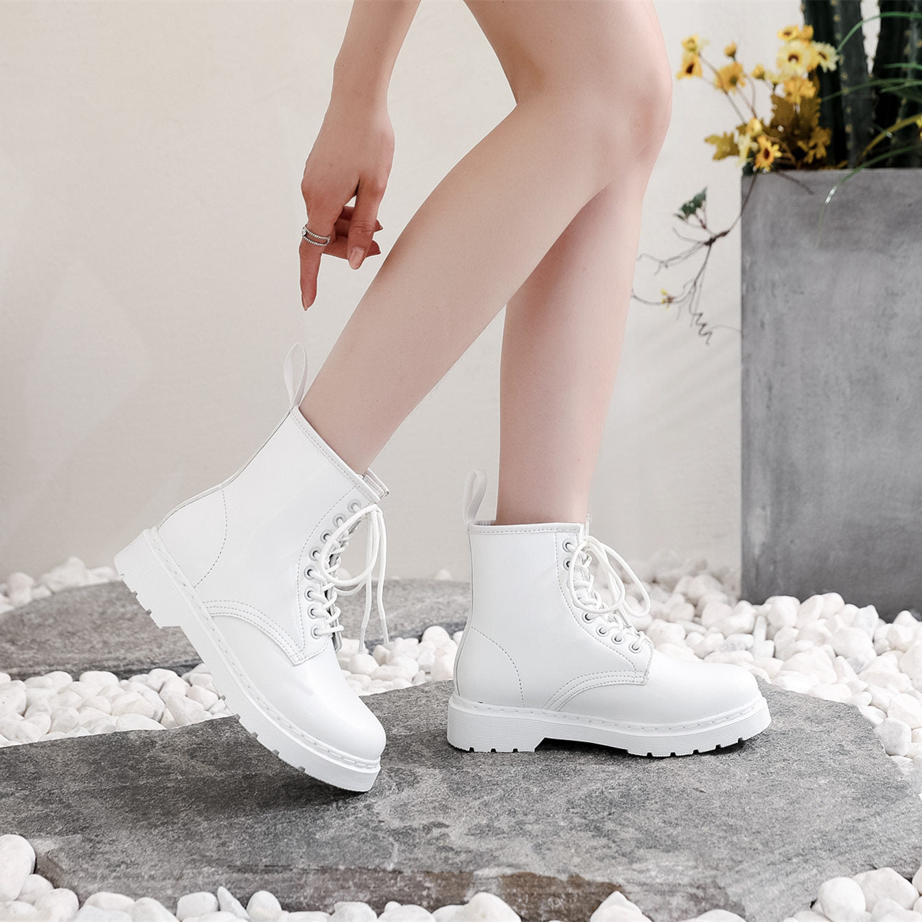 Unisex Eight-Hole British Style Leather Short Boots - Classic White