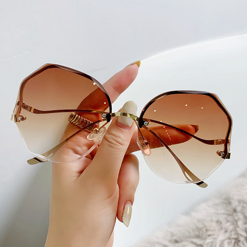 Elegant Gold-Rimmed Round Sunglasses for Women: UV Protection Meets Chic Design