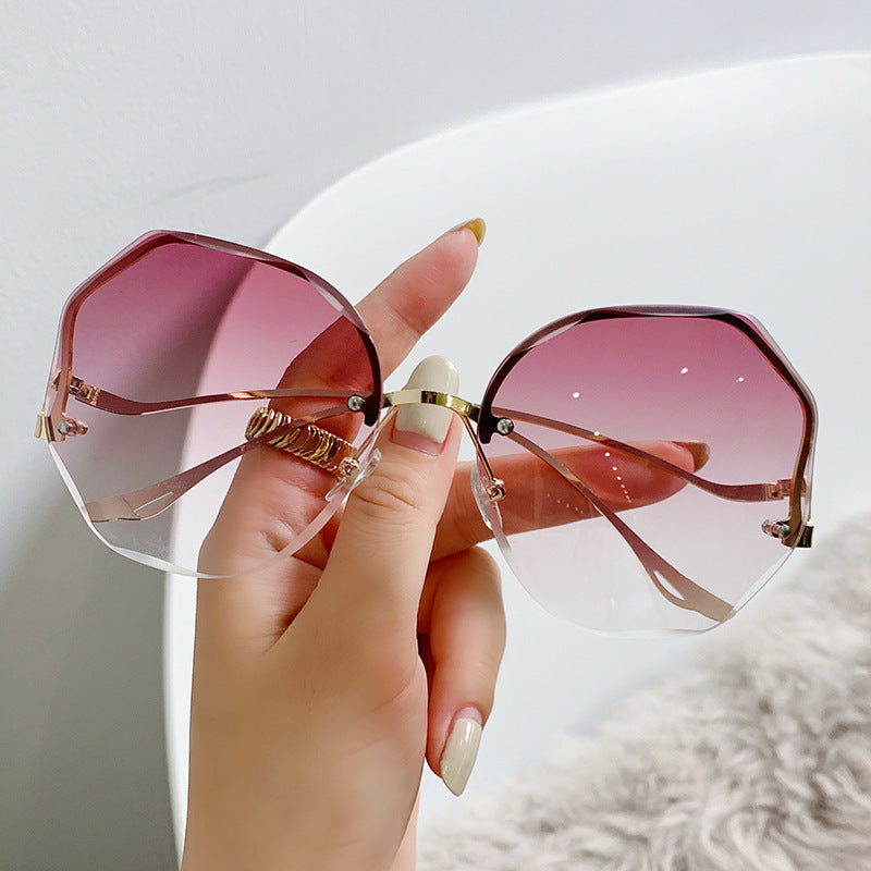 Elegant Gold-Rimmed Round Sunglasses for Women: UV Protection Meets Chic Design